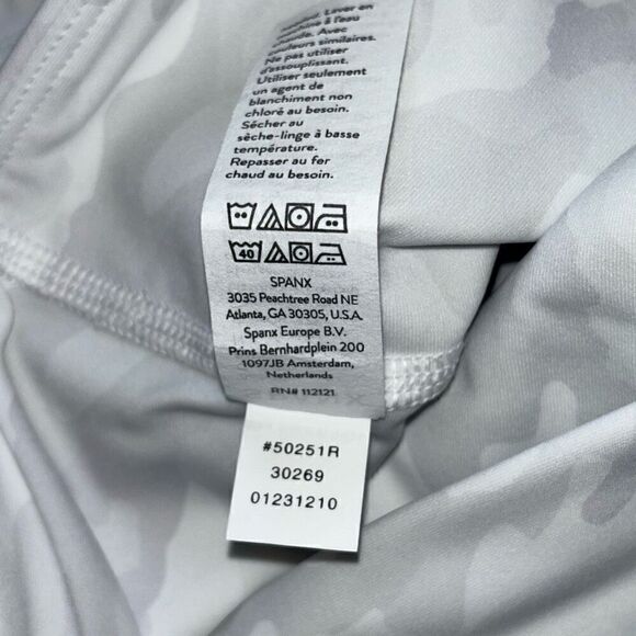 Spanx booty boost 7/8 printed white camo leggings 2X new - Picture 6 of 11